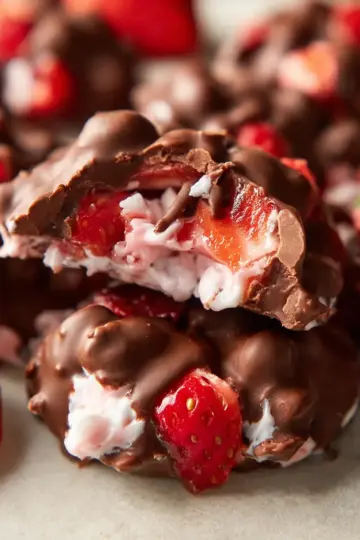 Chocolate Strawberry Yogurt Clusters (Viral Recipe!)